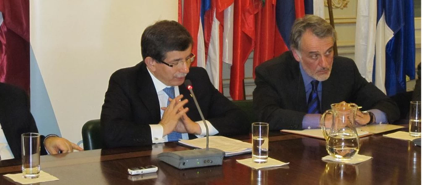 Όταν το ΕΛΙΑΜΕΠ έφερε τον Τούρκο ΥΠΕΞ Α.Νταβούτογλου για να κάνει διάλεξη στους Έλληνες για τα ελληνοτουρκικά!